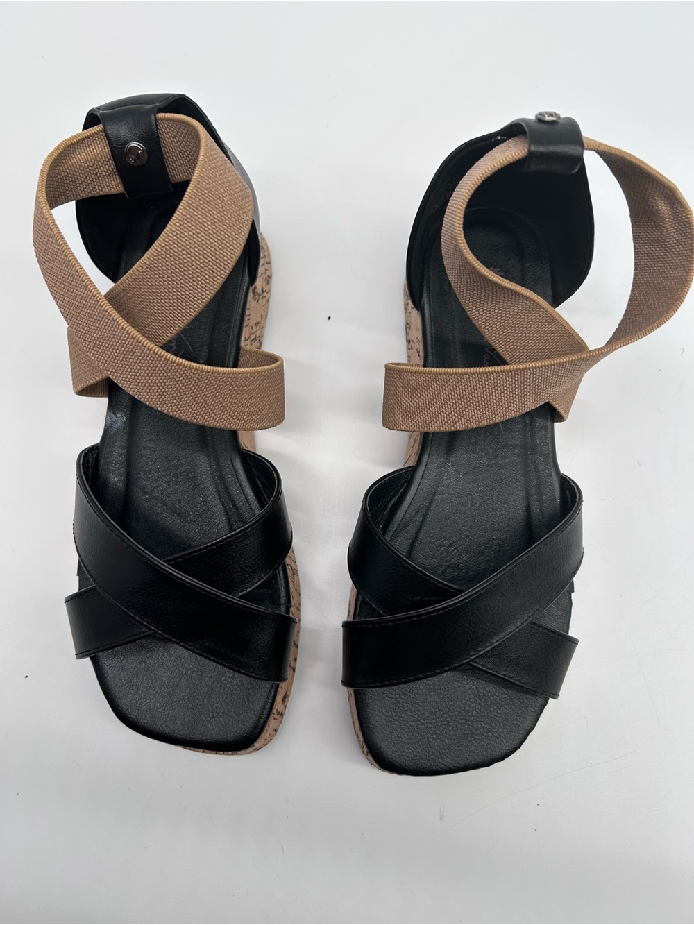 Gloria Vanderbilt Black and Tan Crossband Sandals 6.5 NWOT